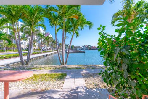 106 Tropical Breeze - Formerly Wells Manor Since 1953