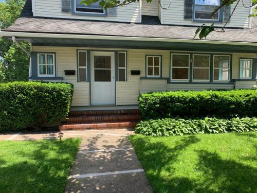 Lovely 1 BD downtown 2F apt in quite neighborhood in มอนต์แคลร์