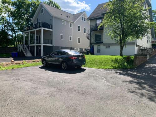 Lovely 1 BD downtown 2F apt in quite neighborhood in มอนต์แคลร์