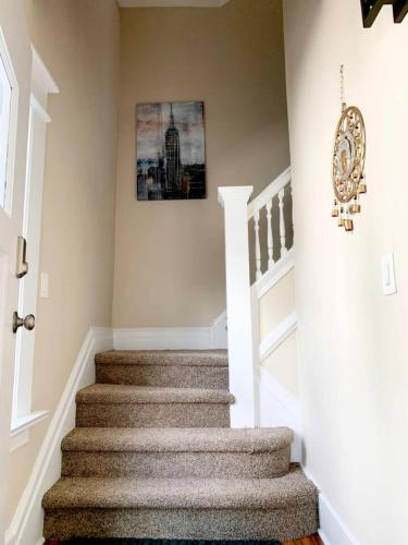 Newly Renovated 2 BR downtown Apt, family getaway. in มอนต์แคลร์