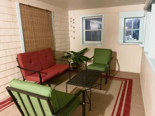 Newly Renovated 2 BR downtown Apt, family getaway. in มอนต์แคลร์