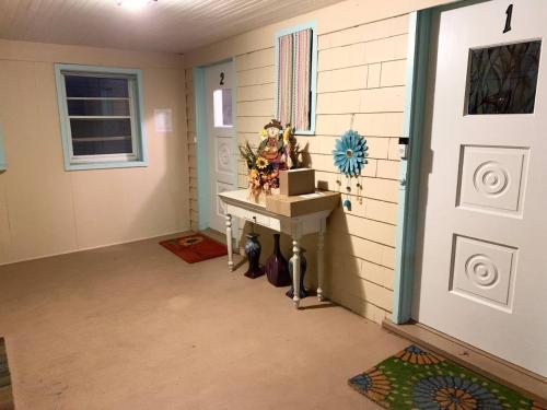 Newly Renovated 2 BR downtown Apt, family getaway. in มอนต์แคลร์