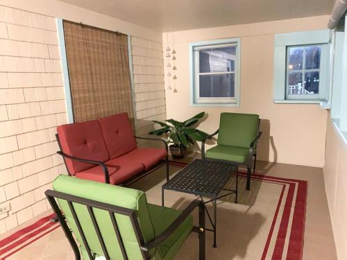 Newly Renovated 2 BR downtown Apt, family getaway. in มอนต์แคลร์