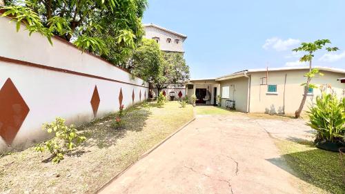 Сад, Maison Laluciole KALIKAK in Либревиль