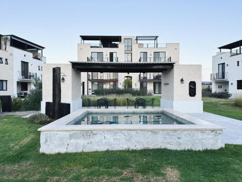 อ่างแช่น้ำร้อน, 3Bedrooms-5 min Downtown-Wifi-Pool-Jacuzzi-Parking in ริงโกนาดา เด โลส บัลโกเนส