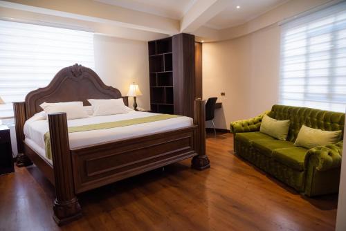1 king bed, 1 queen bed, 1 twin bed