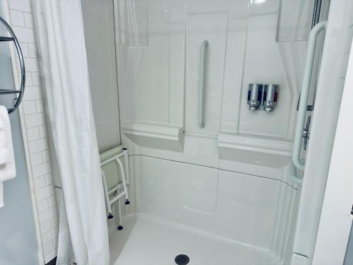 Iveys Motor Lodge Houlton Room Type - King Room - Disability Access