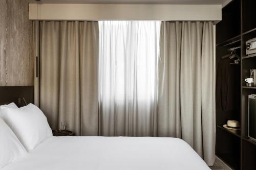 Junior Suite with Balcony image 9