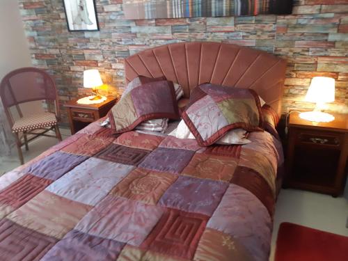 Chambre lit double dans pavillon , chez Lilyanne in Tonnay-Charente