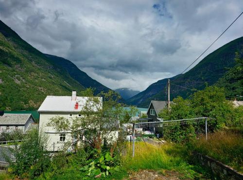 . Charming 2-bedroom loft by UNESCO site Jotunheimen and Vettifossen!
