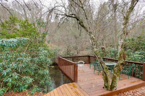 Creek Bend Escape with Hot Tub and River Views! in McCaysville, USA