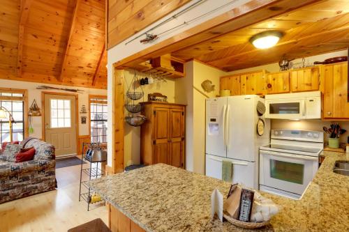 Creek Bend Escape with Hot Tub and River Views! in McCaysville, USA