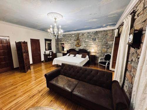 1 king bed, 1 sofa bed