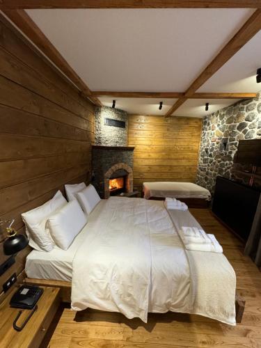 634482475 Hotel Ambassador Voskopojë