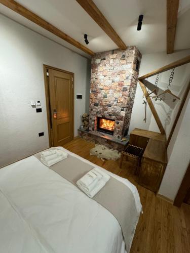 1 king bed, 1 sofa bed