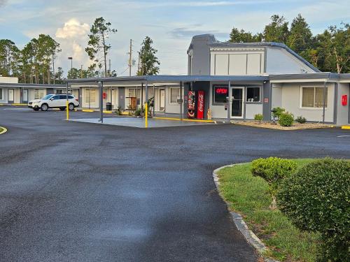 Royal Inn Motel - image 10