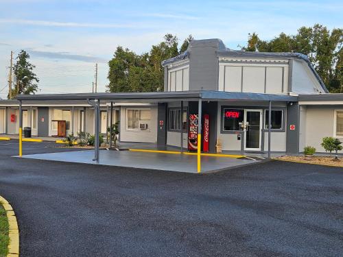 Royal Inn Motel - image 8