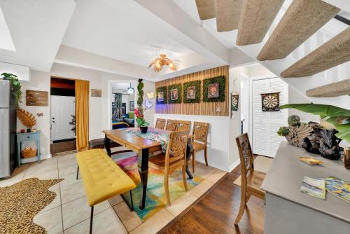 Zen Jungle House by Busch Gardens Sleeps 10 with Outdoor Games and bikes! in Tampa, USA