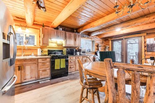 3 Mi to Kenai River Secluded Sterling Cabin!