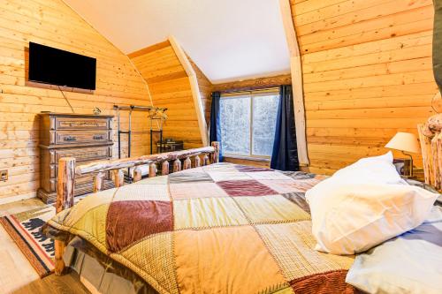 3 Mi to Kenai River Secluded Sterling Cabin!