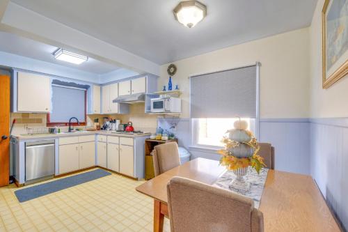 Charming Home - 4 Mi to Euclid Creek Reservation in South Euclid, USA