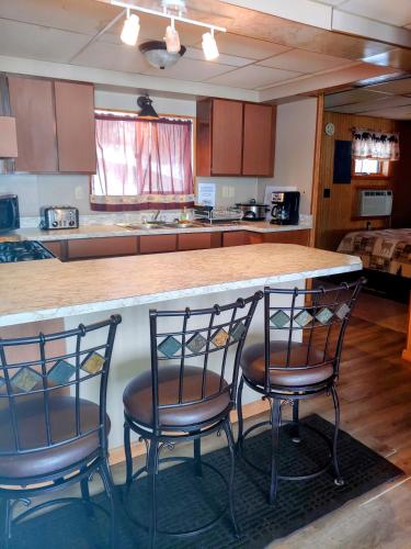 Lakeshore Motel - image 14