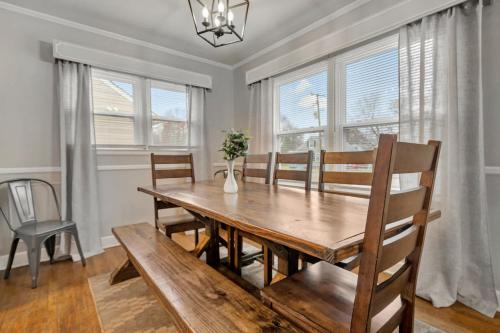 Spacious 4BR Home with Cozy Vibes in Louisville in Louisville, USA