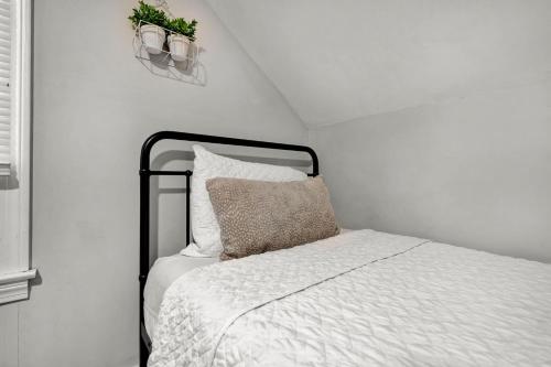 Spacious 4BR Home with Cozy Vibes in Louisville - image 10