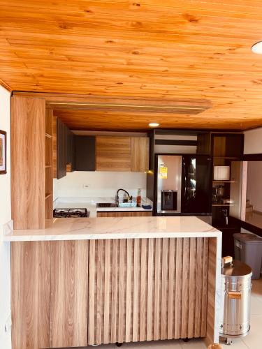 Cabana Valle De La Laguna, jacuzzi y vista al Lago in Llano Alarcon-Aquitania