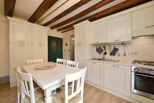 Venezia Apartments - image 13