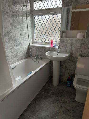 The Peacock House 7 mins from Luton airport - Pitstone