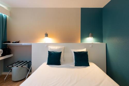 1 double bed, 2 twin beds