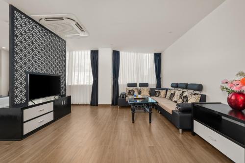 Classic One-Bedroom Apartment with King Bed image 4