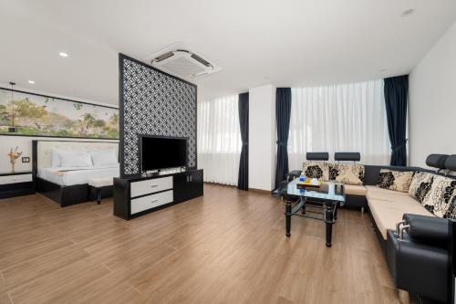 Classic One-Bedroom Apartment with King Bed image 2