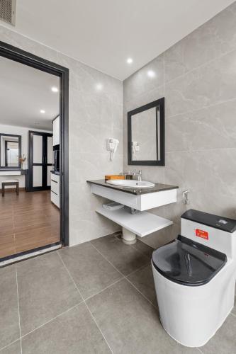 Classic One-Bedroom Apartment with King Bed image 1