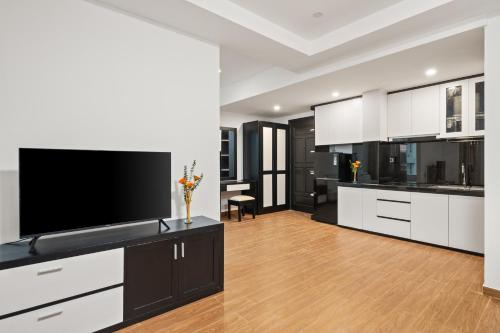 Classic One-Bedroom Apartment with King Bed image 5