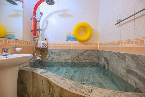 room detail thumbnail 2