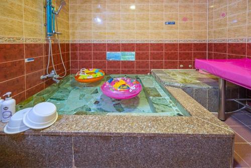 room detail thumbnail 2