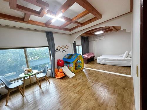 room detail thumbnail 1