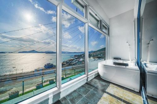 Yeosu View21 Pension near Jangsuman