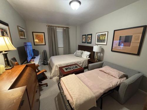 Cozy Brooklyn Home, Private Rooms in Host Shared Apartment Cozy Brooklyn Home, Private Rooms in Host Shared Apartment