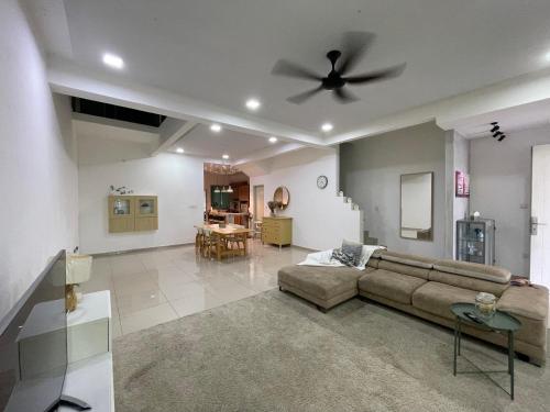 Rumah Burong - A spacious homestay in Sendayan