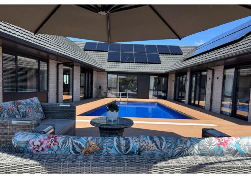 Luxury Redwoods Home With Heated Pool, Spa, Sauna – khách sạn tại Lynmore