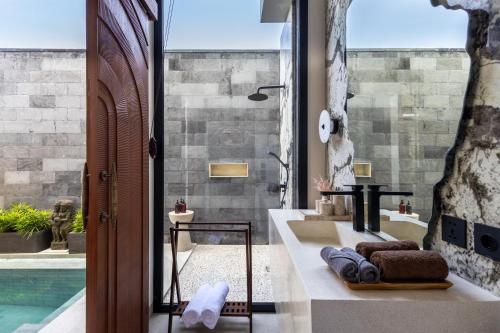 Suite with Private Pool image 7