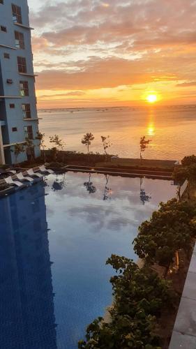 Luxurious 1BR in Bayshore w Sunset View near Okada, Manila