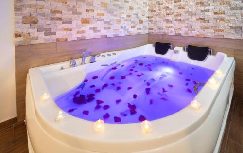 Double Room with Private Bathroom image 2