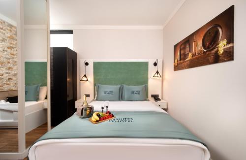 Double Room with Spa Bath image 2