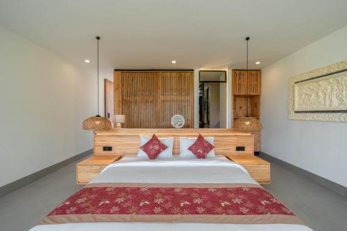 The Luminous Villa - Luxury Lush Cliffside 3BR Villa in Uluwatu - image 2