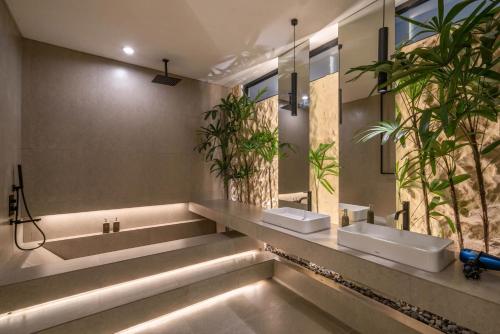 The Luminous Villa - Luxury Lush Cliffside 3BR Villa in Uluwatu - image 5