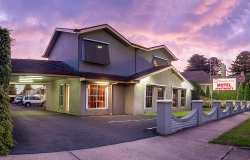 B&B Warrnambool - Redwood Manor Motel Apartments - Bed and Breakfast Warrnambool